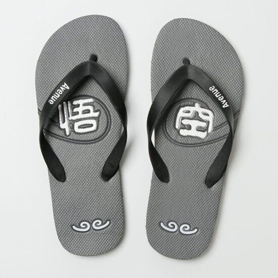 Durable men's summer flip flops for outdoor beach use