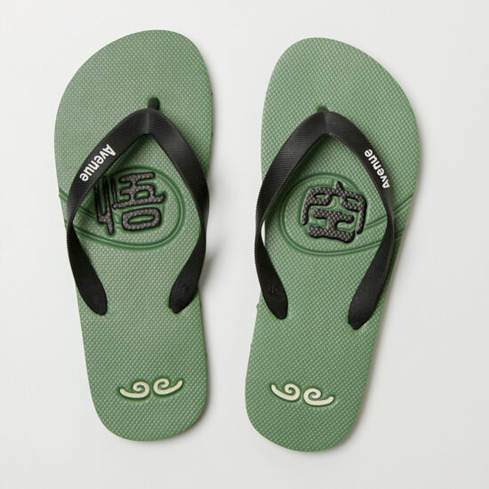 Durable men's summer flip flops for outdoor beach use